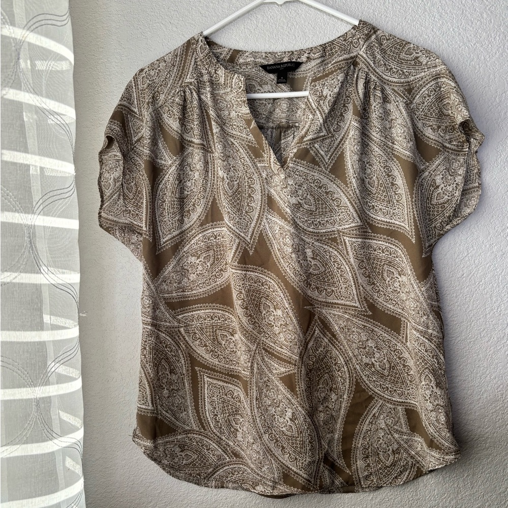Banana Republic Tan and Cream Paisley Cap Sleeve Blouse Size Small Lightweight